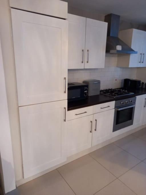 Modern 2-Bedroom City Apartment With Free Parking Belfast Eksteriør bilde