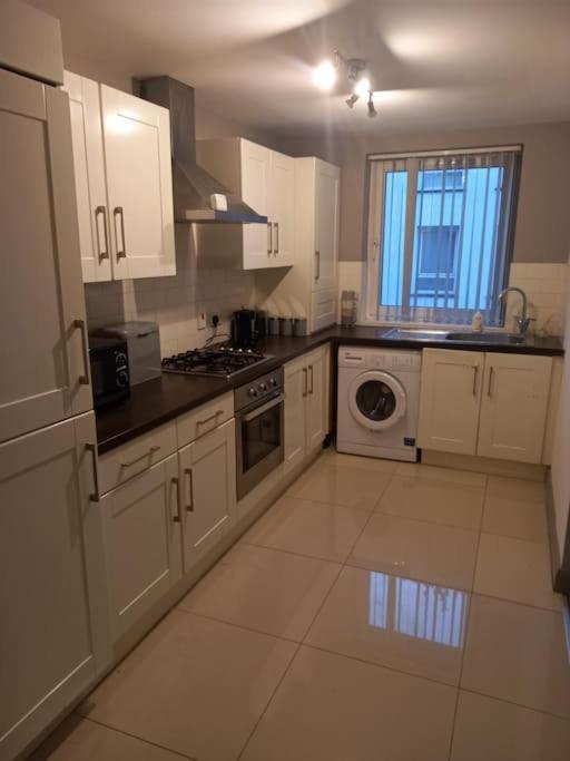 Modern 2-Bedroom City Apartment With Free Parking Belfast Eksteriør bilde